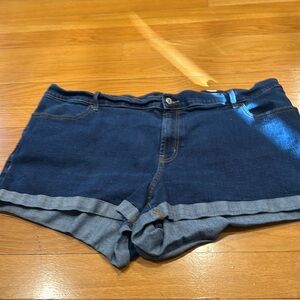 Old navy women’s mid-rise jean shorts size 22.